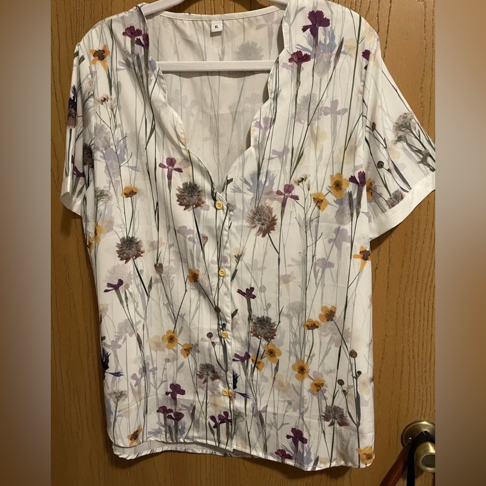 Short sleeve white blouse with wildflower print